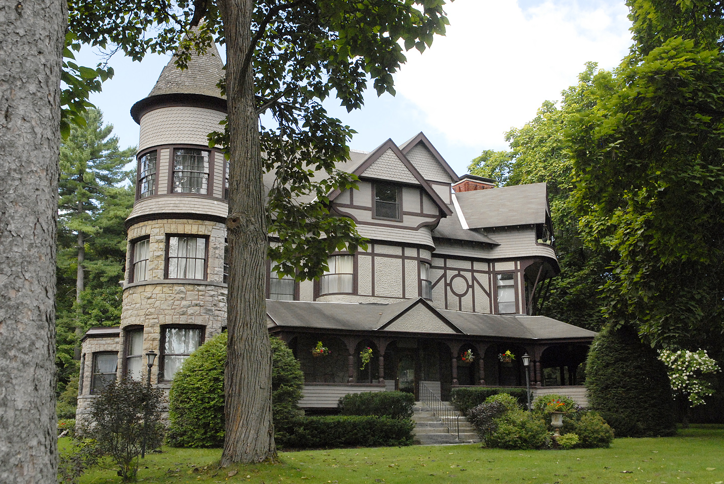 Skidmore Mansion Apartments Saratoga Springs NY with renovated interiors managed by Green Springs Property Management.